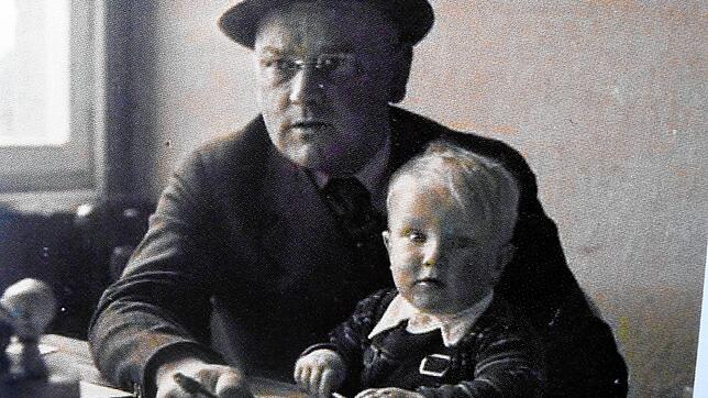 Karl-Josef Andelfinger mit seinem Neffen Manfred vermutlich im Jahr 1940. Da dachte der Pfullendorfer bestimmt noch nicht daran, welches ...