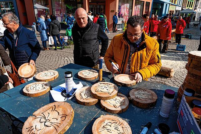 Über 100 Scheiben bemalt Domink Schaaf auf dem Marktplatz.