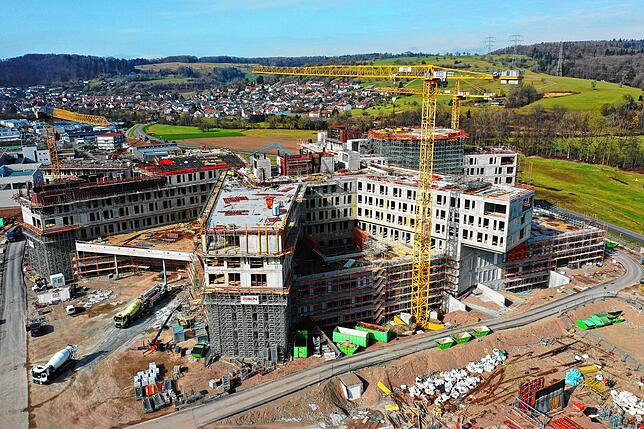 Bild 7: Der Bau des Zentralkrankenhauses Lörrach liegt weiterhin im Zeitplan
