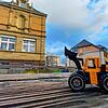 Ein kleiner Bagger an der zukünftigen Baustelle für das neue Zwischengebäude an der Grundschule Stockach. Bald sollen dort auch die ...