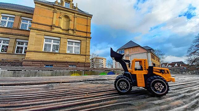 Ein kleiner Bagger an der zukünftigen Baustelle für das neue Zwischengebäude an der Grundschule Stockach. Bald sollen dort auch die ...