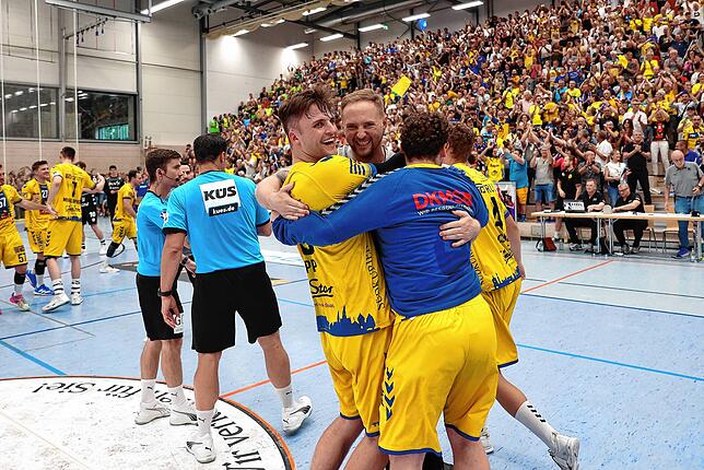 Bild 18: HSG Konstanz feiert den Aufstieg in die 2. Handball-Bundesliga. Bilder vom Spiel gegen Hildesheim