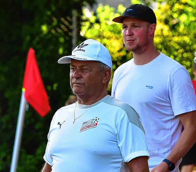 Neues Team: Raimund Hübner (vorn) hat vor dem Pokalspiel beim FC Grießen das Traineramt übernommen und wird vom früheren Trainer Jörg ...