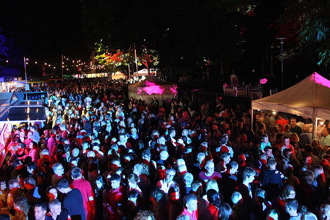 Bild 16: Bilder von den Besuchern beim Lichterfest in Bad Dürrheim