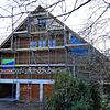 Das große Gerüst weist auf die umfangreichen Renovierungsarbeiten nach dem Brand in der Waldkulturscheune hin.