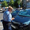 Annett Rahmig arbeitet beim Gemeindevollzugsdienst. Sie kontrolliert gerade ein parkendes Auto auf dem Stephansplatz in Konstanz. Der ...