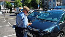 Annett Rahmig arbeitet beim Gemeindevollzugsdienst. Sie kontrolliert gerade ein parkendes Auto auf dem Stephansplatz in Konstanz. Der ...