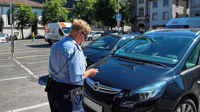 Annett Rahmig arbeitet beim Gemeindevollzugsdienst. Sie kontrolliert gerade ein parkendes Auto auf dem Stephansplatz in Konstanz. Der ...