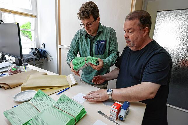 Kommunalwahl in Radolfzell Die Auszählung erfolgt im Radolfzeller Rathaus in Teams am Computer. Mehrere Stunden lang haben die Wahlhelfer hier konzentriert gearbeitet.