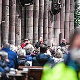 Menschen nehmen beim Silvester-Gottesdienst im Freiburger Münster an einem stillen Protest wegen der Entlassung des Domkapellmeisters ...