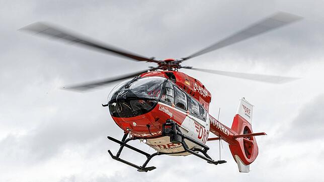 Ein Rettungshubschrauber im Einsatz (Symbolfoto). Gleich zweimal landen Hubschrauber bei Unfällen in Wehr. Ein Kleinkind schwebt in ...