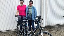Pflegedienstleiterin Silvia Liebgott und Geschäftsführerin Stephanie Kölle mit dem neuen E-Bike für Touren in der Donaueschinger ...