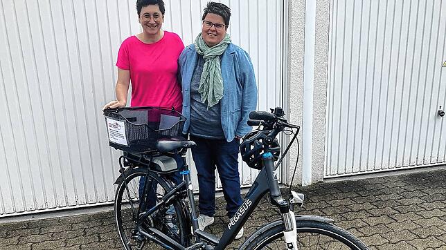 Pflegedienstleiterin Silvia Liebgott und Geschäftsführerin Stephanie Kölle mit dem neuen E-Bike für Touren in der Donaueschinger ...