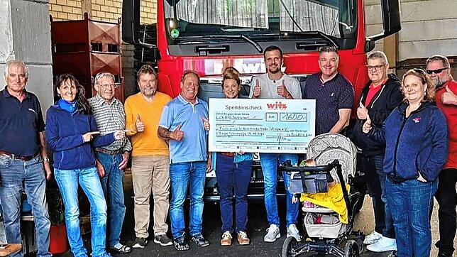 Sie freuen sich über die Spende für die Aktion Kronenkinder (von links): Dieter Wipfler, Miriam Steub, Daniel Britsch, Joachim Jantzen, ...