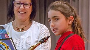 Ulrika Stroppel (links) mit ihrer Schülerin Indra Müller beim IVE-Vorspielnachmittag.