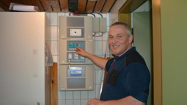 Michael Mündel, Hausmeister der Stadt, zeigt die Brandmeldeanlage in der Stadthalle. Sie ist vernetzt mit weiteren Anlagen im ...