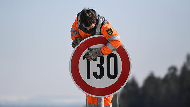 Das Urpsrungsbild aus dem März 2018: Tobias Schäuble montiert nahe Engen das Tempolimit-Schild an der A 81. Unten eine Auswahl von ...