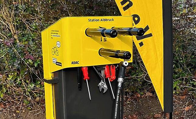 An der Station finden Radfahrer unter anderem eine Luftpumpe, einen Reifenheber, einen Rollengabelschlüssel, verschiedene ...