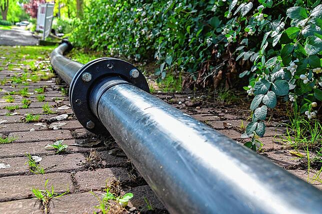 Durch solche Rohrleitungen wird der abgesuagte Schlamm gepumpt. Das Wasser wird separiert, der Schlamm wird zum Trocknen in Haufwerken ...