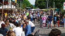 Gut besucht sind beim Albbrucker Dorffest die dieses Mal in der Schulstraße aufgebauten Stände.