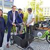 Auch Landrat Zeno Denner testet ein Cargo-Bike. Petra Jacobi (l.) und die Experten Marco Walter (von rechts) sowie Wasilis von Rauch ...