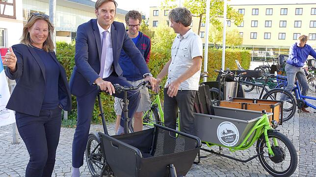 Auch Landrat Zeno Denner testet ein Cargo-Bike. Petra Jacobi (l.) und die Experten Marco Walter (von rechts) sowie Wasilis von Rauch ...