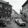 Die Tiengener Hauptstraße um 1980: Damals durfte entlang der Seite, wo sich heute die Eisdiele Cortina (links auf dem Bild) befindet, ...