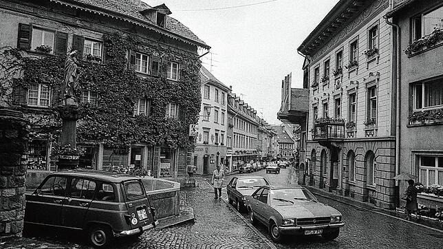Die Tiengener Hauptstraße um 1980: Damals durfte entlang der Seite, wo sich heute die Eisdiele Cortina (links auf dem Bild) befindet, ...
