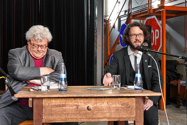 Im Alten Schlachthof in Sigmaringen diskutierte der Grüne Bundestagskandidat Johannes Kretschmann (rechts) mit dem Abgeordneten des ...