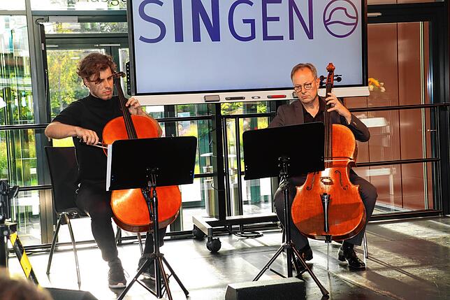 Den musikalischen Rahmen der Amtseinführung gestalteten Etienne Häusler (links) und sein Cello-Lehrer Christoph Theinert.