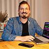Ausgestattet mit Handy und MacBook kreiert Songwriter Rudi Sass am heimischen Esstisch Lieder für Künstler, Produzenten und DJs.