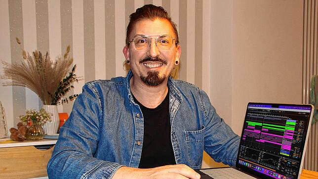 Ausgestattet mit Handy und MacBook kreiert Songwriter Rudi Sass am heimischen Esstisch Lieder für Künstler, Produzenten und DJs.