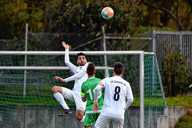 Bild 10: SV Herten setzt sich mit 4:1 gegen FC Schönau durch &ndash; und wir haben Bilder!