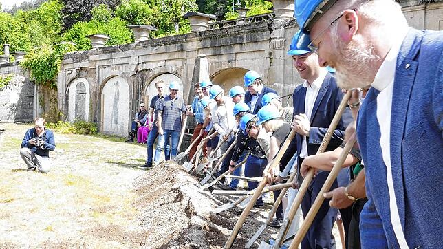 Viele Akteure haben die beiden Sanierungsgroßprojekte möglich gemacht, die am Dienstag mit dem Spatenstich an den Start gegangen sind. ...