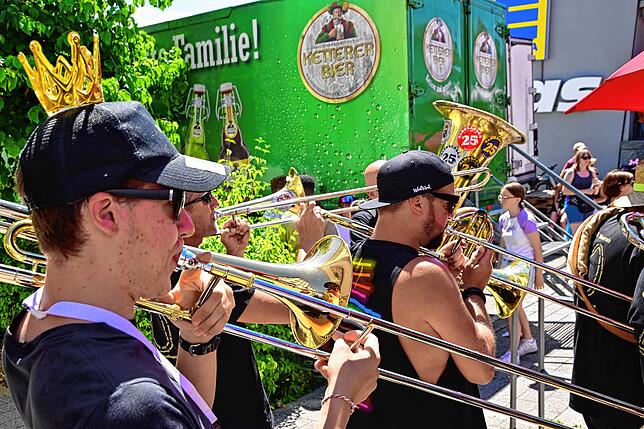 Bild 11: Stadtfest in St. Georgen: Viele Besucher schmückten das Fest. Gute Unterhaltung und schönes Wetter.