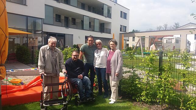 Zu Hause in der Mehrgenerationenwohnanlage (von links): Philipp Schadt, Carsten Weigelt, Gemeinwesenarbeiter Michael Friedrich-Gaire, ...