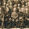 Detail einer Fotografie des katholischen Arbeitervereins von Wehr aus dem Jahr 1935. Frau Linsin gibt anhand der Nummern per Telefon die ...
