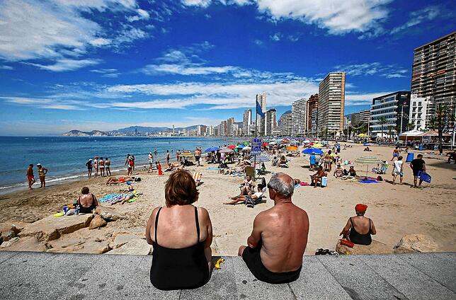 Meer und Strand haben eine verlockende Wirkung: Viele Rentner aus Deutschland lockt es im Ruhestand nach Spanien, hier das ebenfalls in ...
