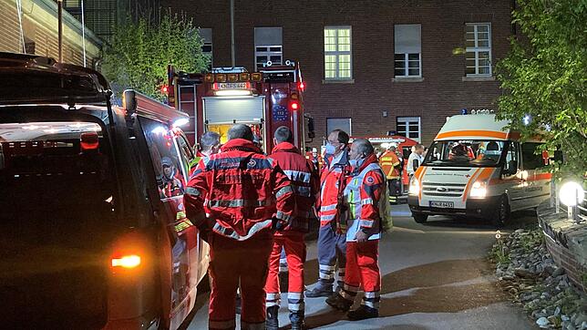 Zahlreiche Einsatzkräfte von Feuerwehr und DRK sind am Dienstagabend am Singener Klinikum im Einsatz.