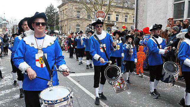 Bild 2: Großer Umzug 2023: Die Zuschauer bestaunen das bunte Treiben in Konstanz