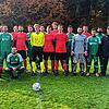 Die FSG Zizenhausen/Hindelwangen/Hoppetenzell II und der FC Bodman-Ludwigshafen II sowie der Schiedsrichter beim gemeinsamen Foto vor ...