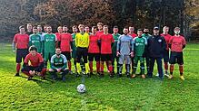 Die FSG Zizenhausen/Hindelwangen/Hoppetenzell II und der FC Bodman-Ludwigshafen II sowie der Schiedsrichter beim gemeinsamen Foto vor ...