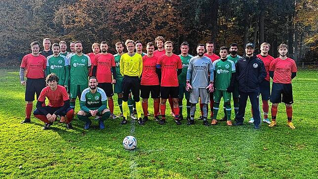 Die FSG Zizenhausen/Hindelwangen/Hoppetenzell II und der FC Bodman-Ludwigshafen II sowie der Schiedsrichter beim gemeinsamen Foto vor ...