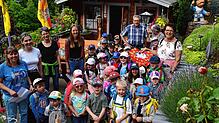 Überwältigt ist Peter Engesser vom Abschiedsbesuch der Kinder und Erzieherinnen des Fischbacher Kindergartens. Bild: Albert Bantle