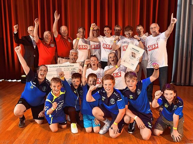 Der FC Königsfeld erhält 1500 Euro Preisgeld. Nach einem neuen Vereinsheim und Kunstrasenplatz sollen nun die Zuschauerbänke erneuert ...