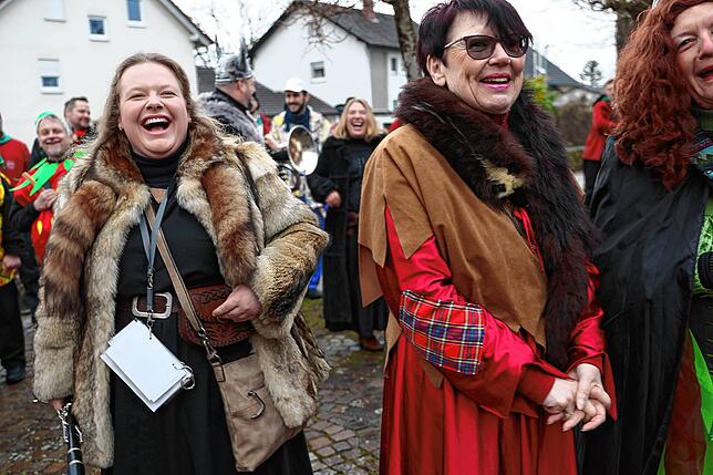 Bild 16: Rathaussturm in Moos: Gemeinde wehrt sich als römische Armee – Die Bilder vom Fasnacht-Spektakel!