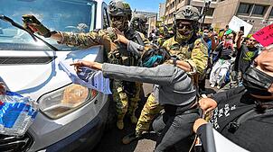 09.06.2025, USA, Santa Ana: Die Polizei setzt Pfefferspray ein, um Demonstranten von einem Lieferwagen zu entfernen, der das ...