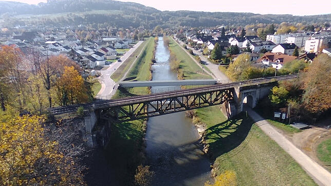 Heute reicht die Wohnbebauung bis an die historische Stahlgitterbrücke in Oberlauchringen heran.