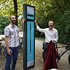 Gregor Gaffga, Radverkehrsbeauftragter der Stadt (links), und Baubürgermeister Karl Langensteiner-Schönborn präsentieren im August 2018 ...