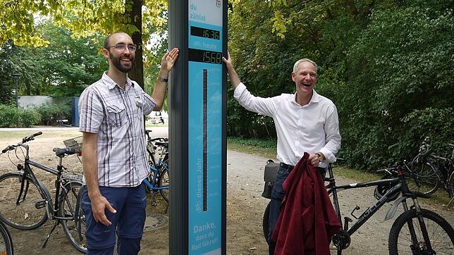 Gregor Gaffga, Radverkehrsbeauftragter der Stadt (links), und Baubürgermeister Karl Langensteiner-Schönborn präsentieren im August 2018 ...